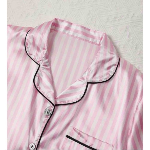 Üç parça pembe saten pijama takımı