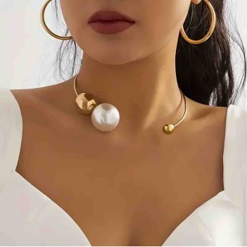 Altın Renk Choker Kolye | İnci ve Top Detaylı Zarif Tasarım