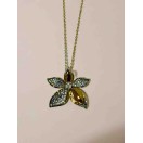 Çiçek Formlu Taşlı Kolye - Zarif ve Modern