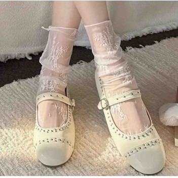 Beyaz dantel desenli kısa tül çorap